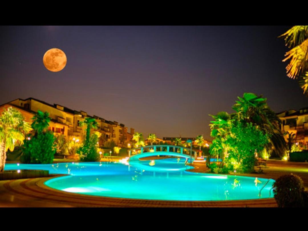 Appartamento Michele Tre Piscine Caraibiche デセンツァーノ・デル・ガルダ エクステリア 写真