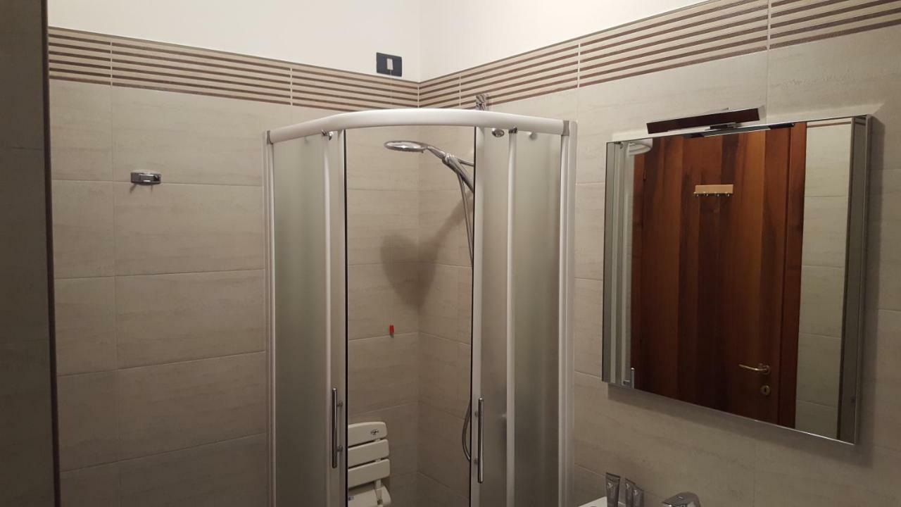 Appartamento Michele Tre Piscine Caraibiche デセンツァーノ・デル・ガルダ エクステリア 写真